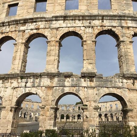 Luxury Old Town Apartment Pula Buitenkant foto
